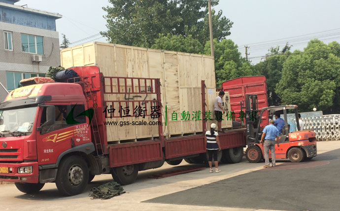 河北華茂偉業(yè)購買噸桶液體灌裝機裝車準備出貨2