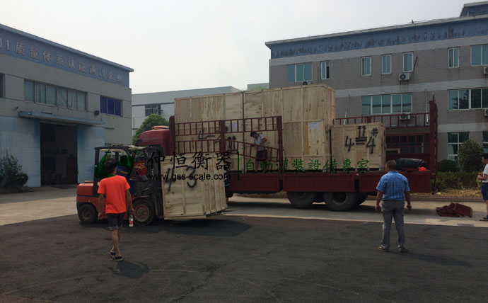 河北華茂偉業(yè)購買噸桶液體灌裝機裝車準備出貨3