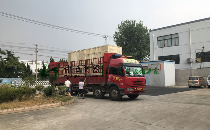 河北華茂偉業(yè)購買噸桶液體灌裝機裝車準備出貨1